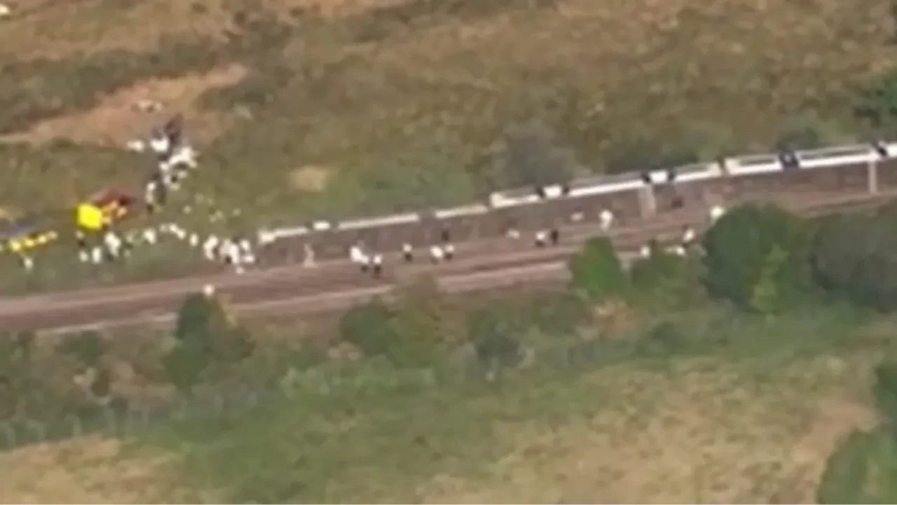 İngiltere’de feci kaza: 8 vagonlu tren raydan çıkarak yan yattı