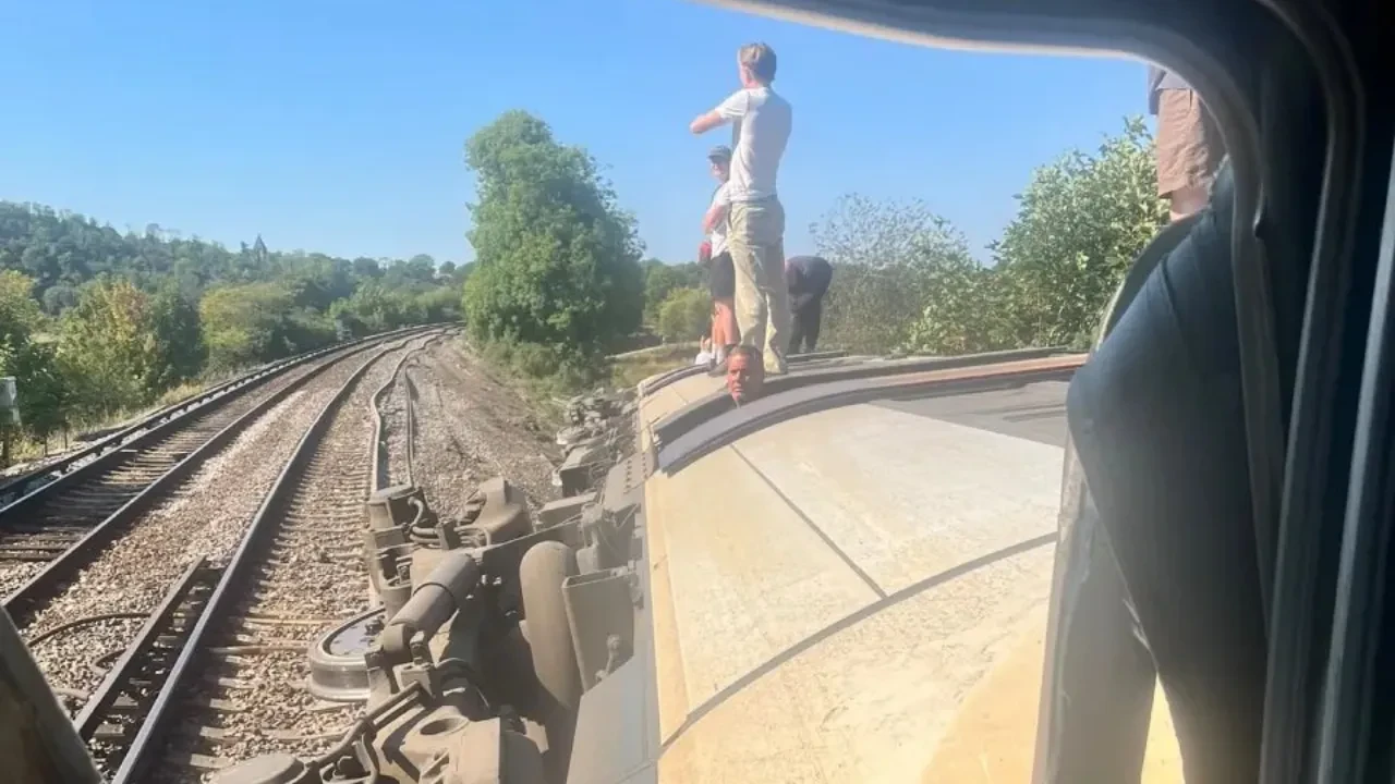 İngiltere'de tren raydan çıktı: Çok sayıda yaralı var