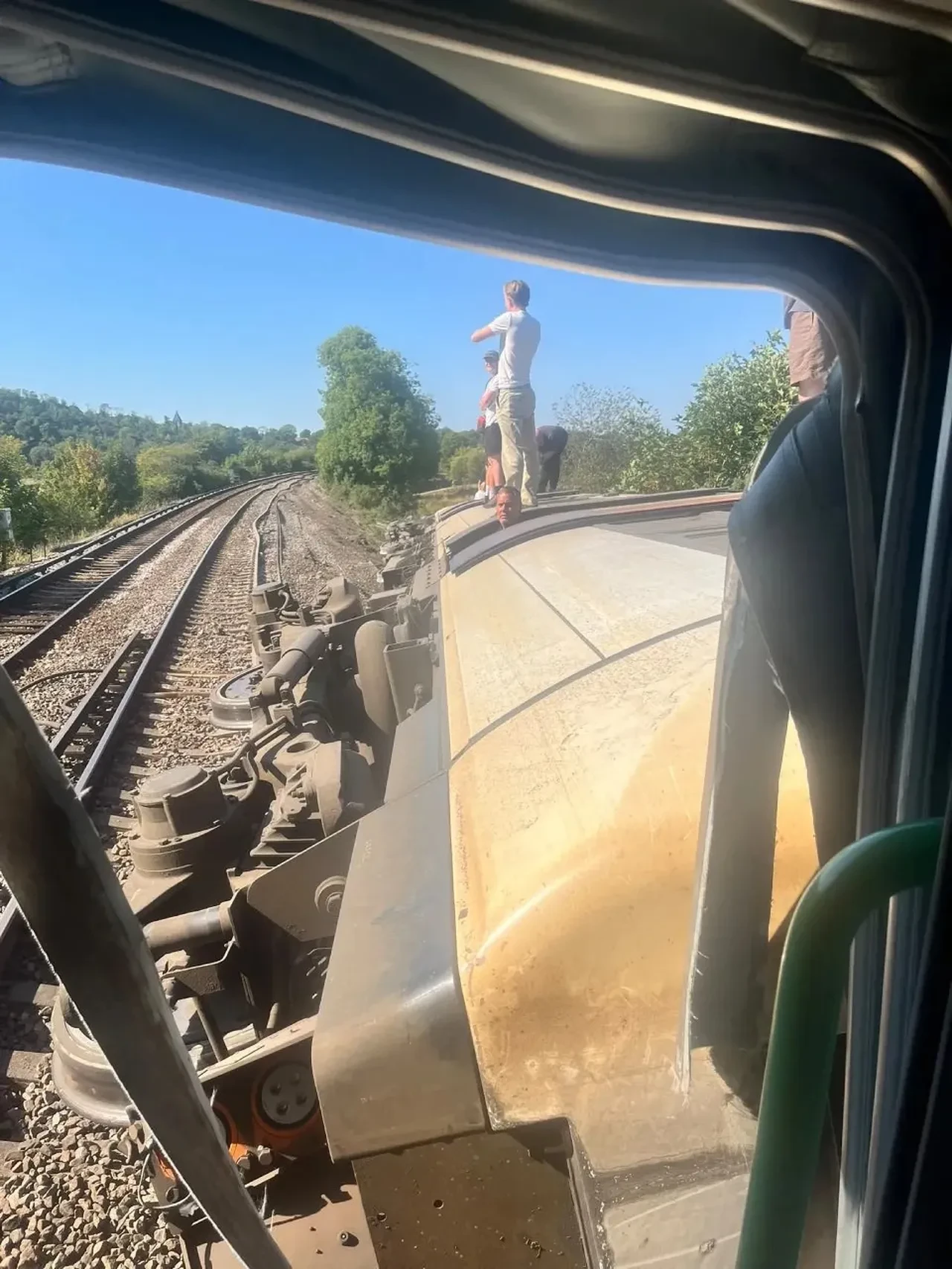İngiltere'de tren raydan çıktı: Çok sayıda yaralı var