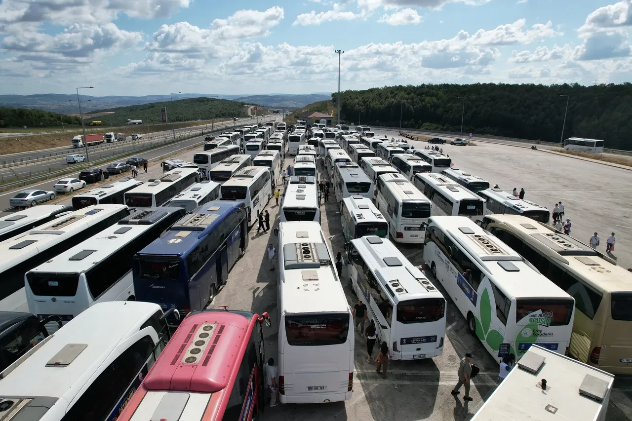İstanbul'dan Ankara'ya 25. yıl çıkarması! 300 otobüs, 15 bin AK Parti mensubu büyük buluşma için yollara düştü