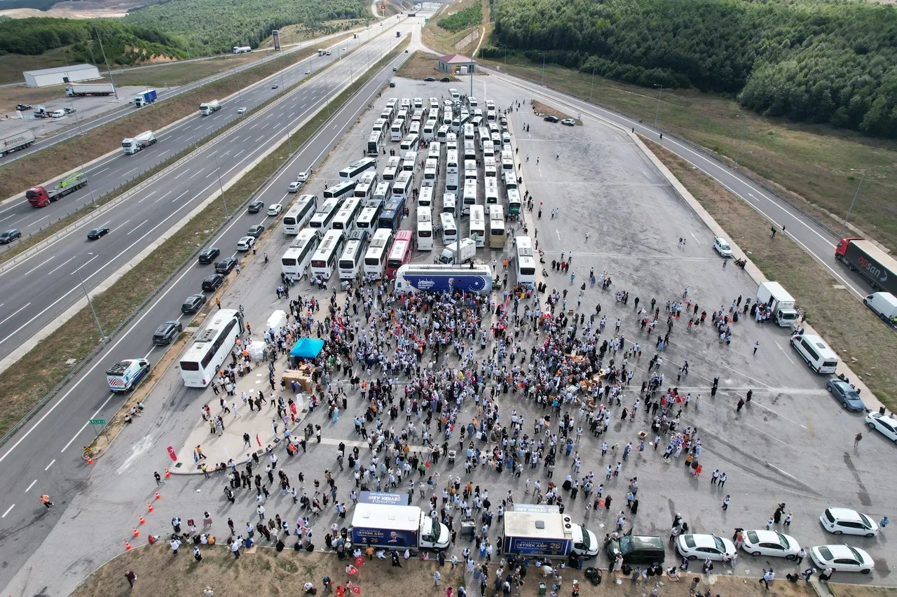İstanbul'dan Ankara'ya 25. yıl çıkarması! 300 otobüs, 15 bin AK Parti mensubu büyük buluşma için yollara düştü