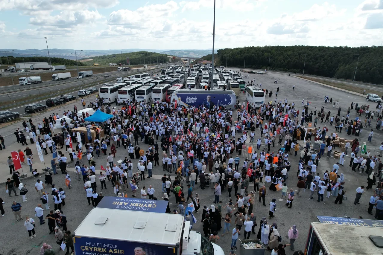 İstanbul'dan Ankara'ya 25. yıl çıkarması! 300 otobüs, 15 bin AK Parti mensubu büyük buluşma için yollara düştü