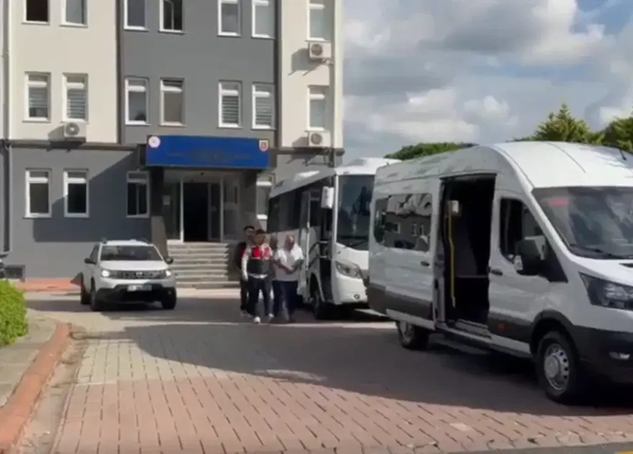 Kendilerini MİT görevlisi olarak tanıtan 3 kişiye operasyon! Dosya sildirme vaadiyle binlerce dolar almışlar 