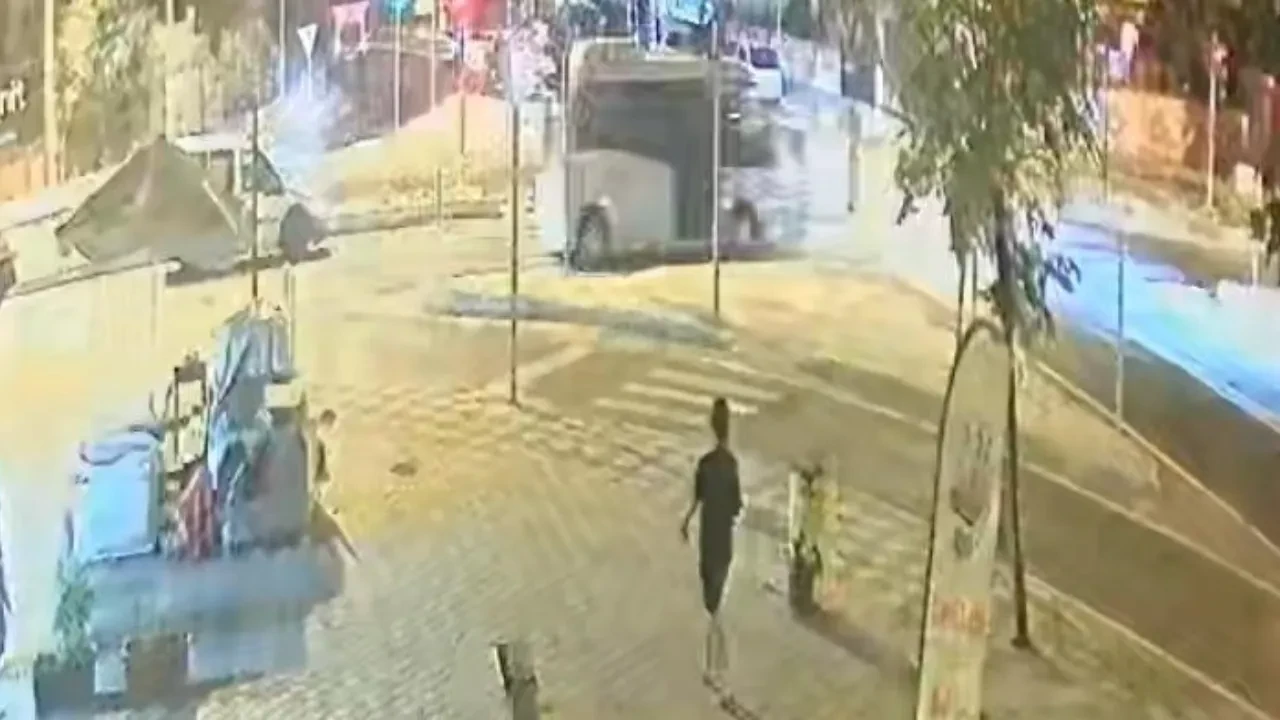 Kırmızı ışıkta durmadı, minibüs ile çarpıştı: O anlar kamerada