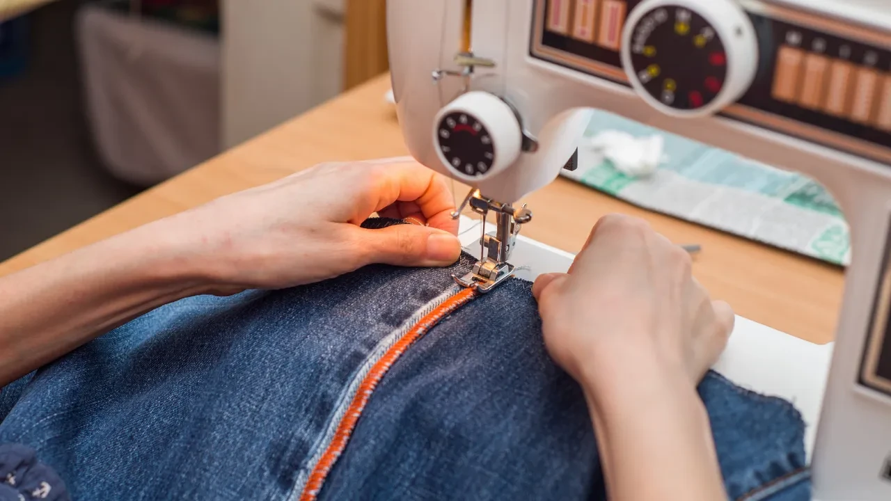 Kot pantolonlarda yeni akım paçasına işlemeli örgülerle trend oluştur 2026