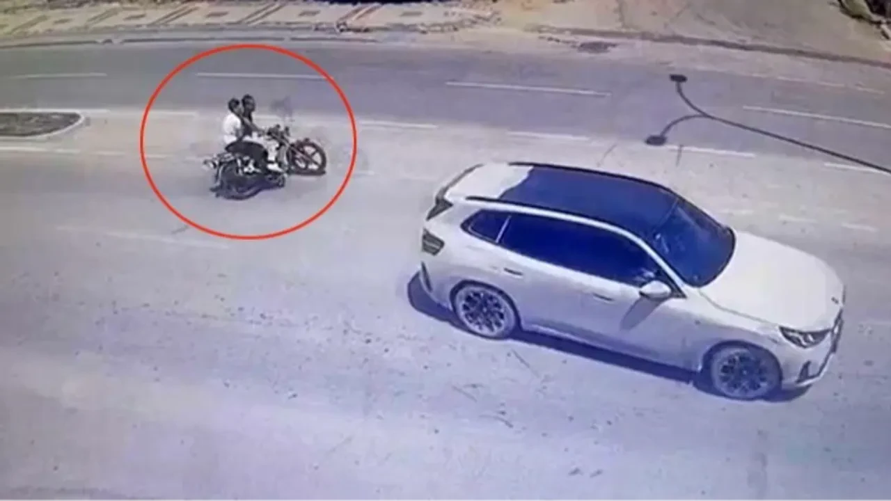 Ölüme götüren manevra! Motosikletli direğe çarpıp hayatını kaybetti