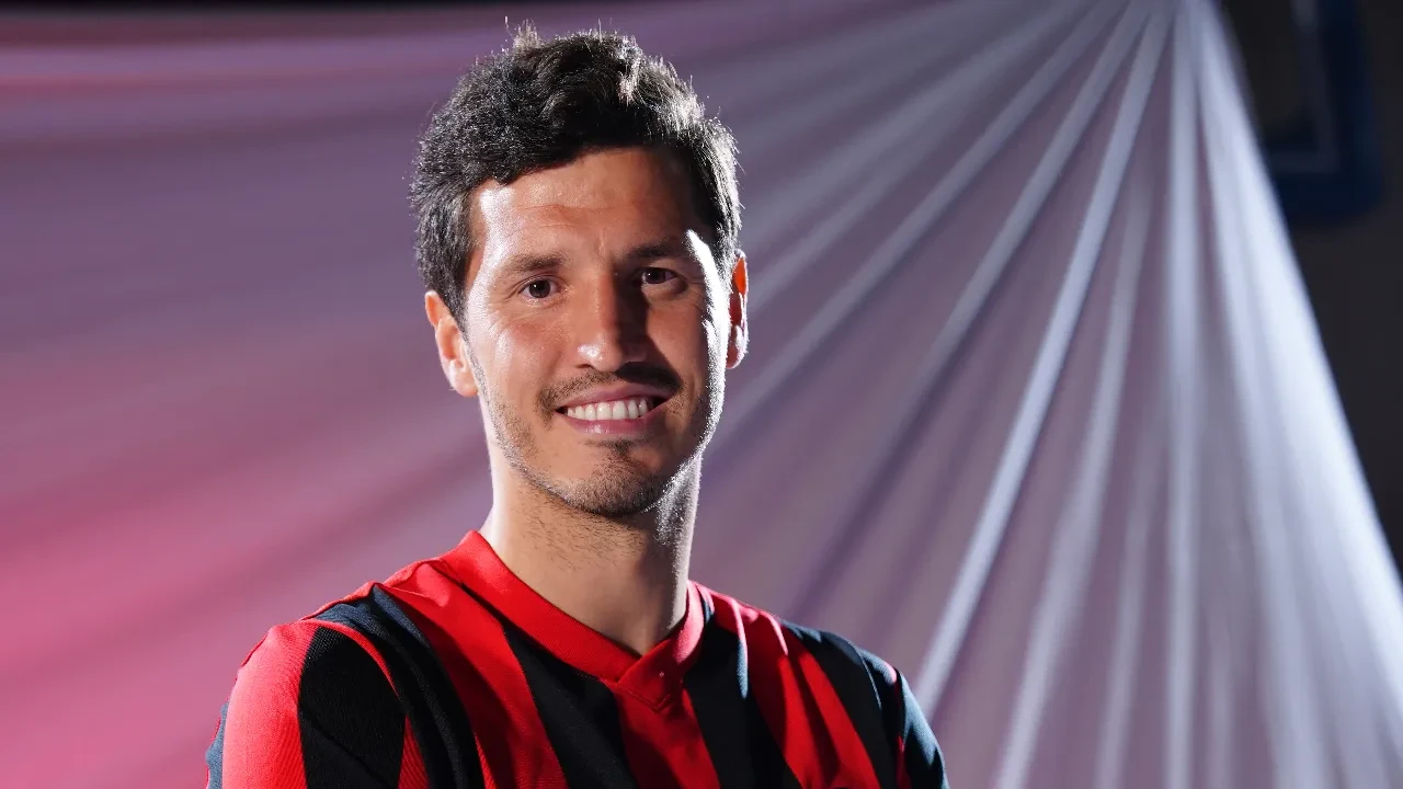 Salih Uçan'ın yeni takımı belli oldu! Beşiktaş'tan ayrıldı, imzayı attı