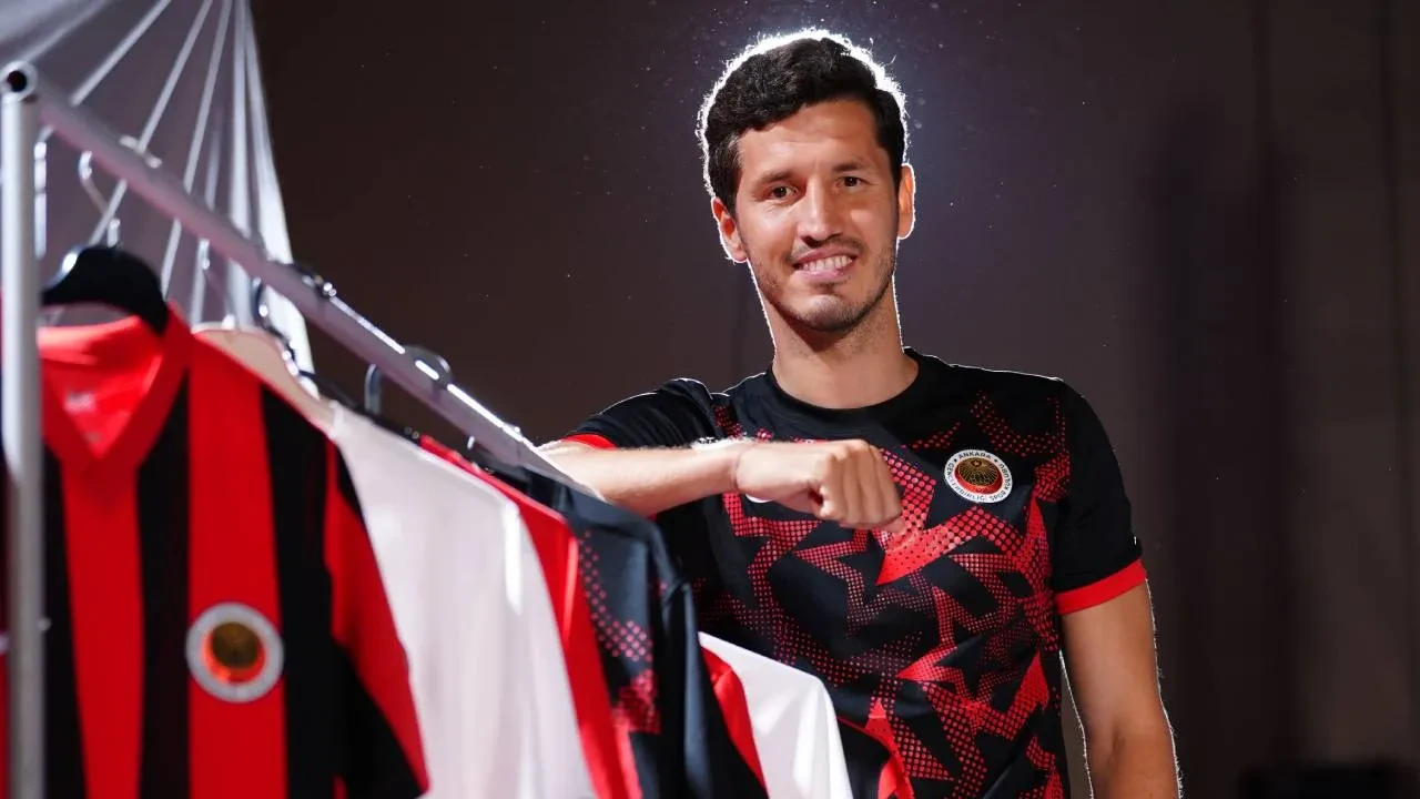 Salih Uçan'ın yeni takımı belli oldu! Beşiktaş'tan ayrıldı, imzayı attı