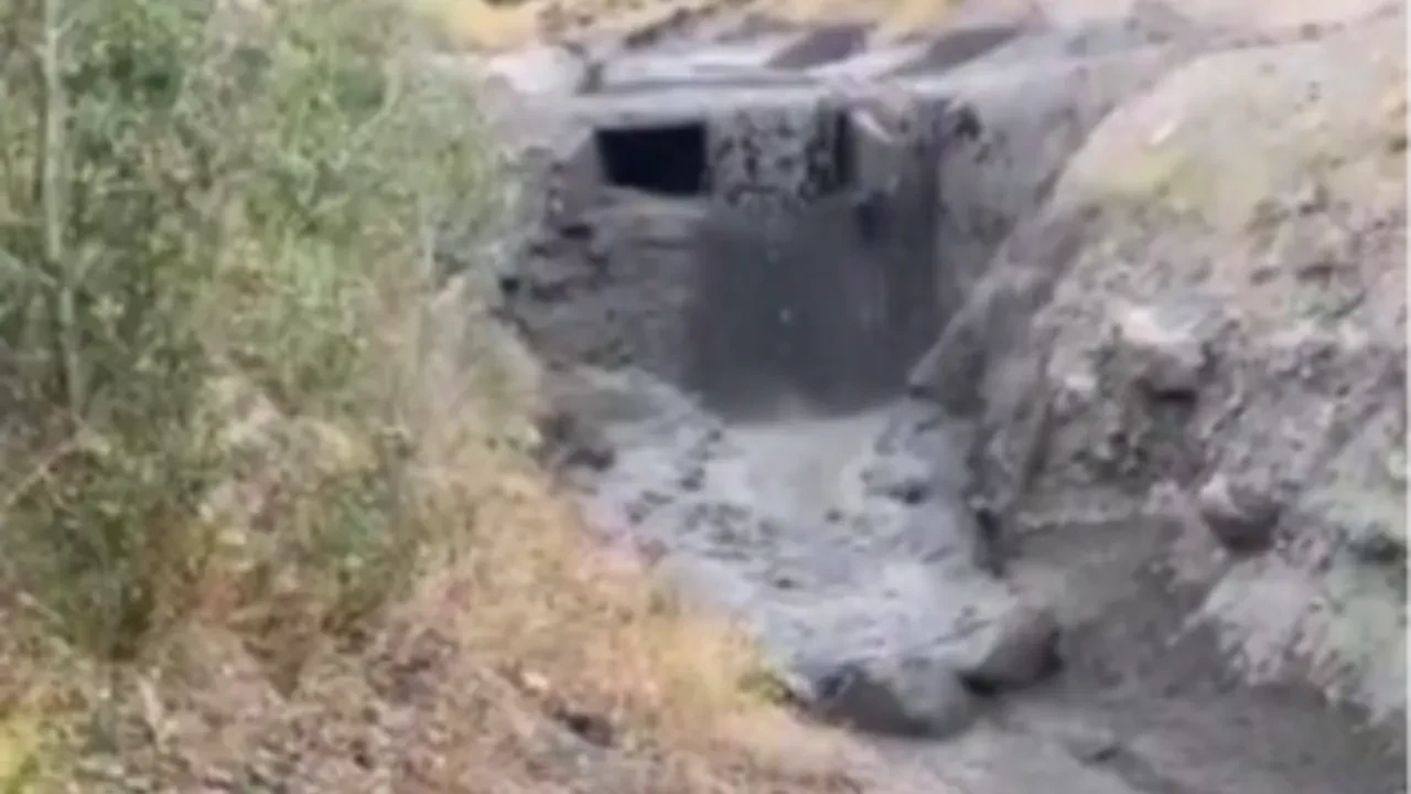 Tunceli’de toprak ve kaya kütleleri yola akın etti! Heyelan anı kamerada