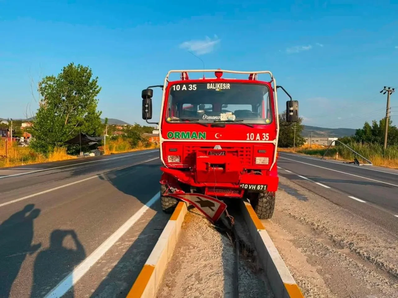 Balıkesir'de yangın söndürmeye giden orman aracı otomobille çarpıştı: 1 ölü