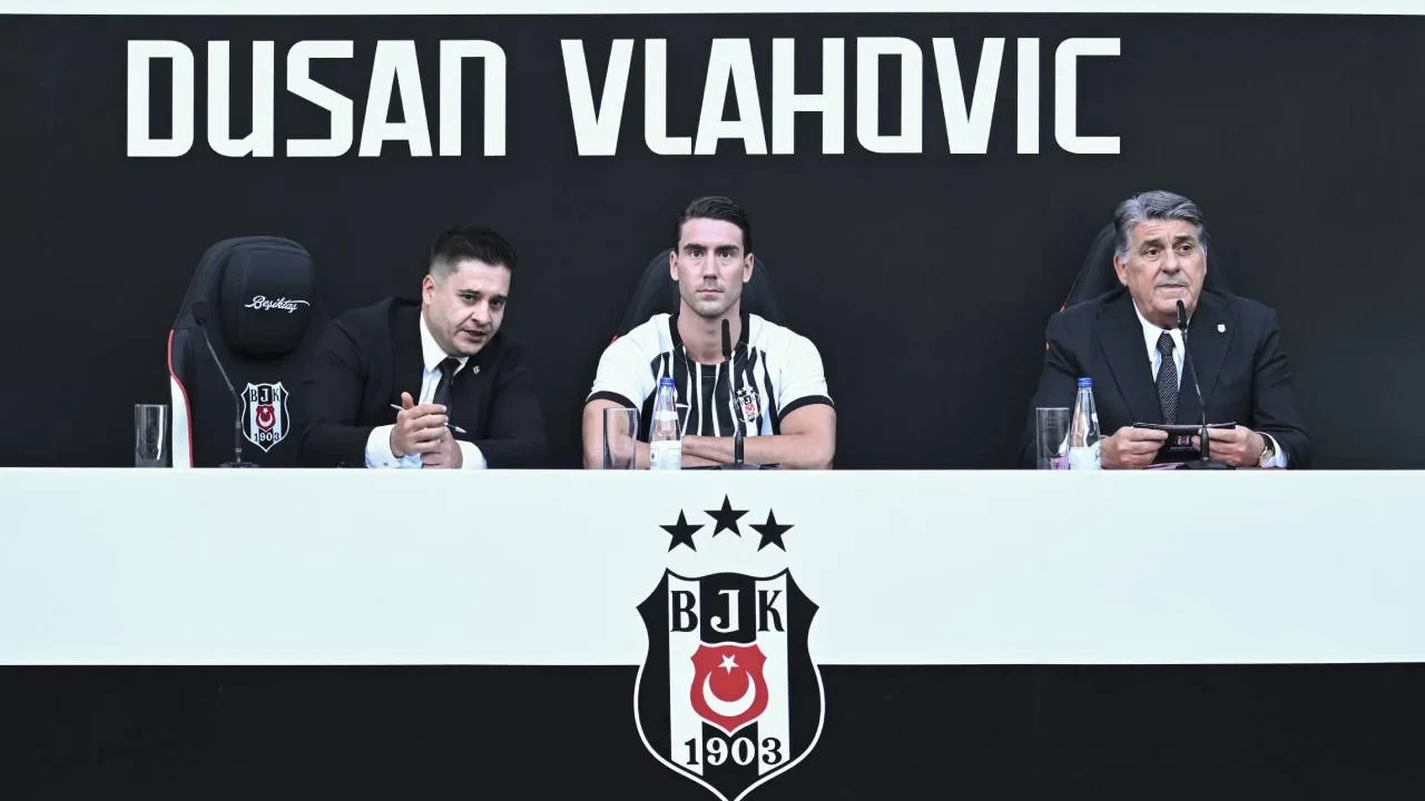 Beşiktaş'ta Vlahovic için imza töreni düzenlendi! Sırp golcüden açıklama: "Şampiyonluk için elimden geleni yapacağım"