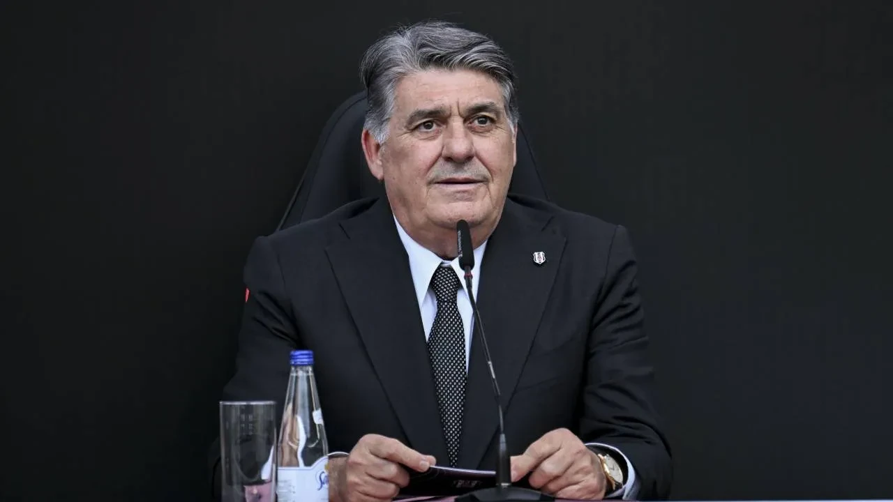 Beşiktaş'ta Vlahovic için imza töreni düzenlendi! Sırp golcüden açıklama: "Şampiyonluk için elimden geleni yapacağım"