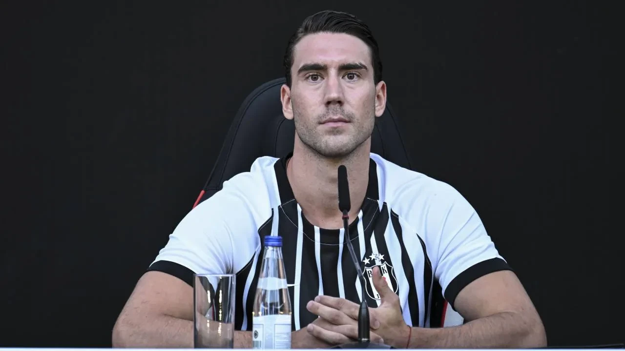 Beşiktaş'ta Vlahovic için imza töreni düzenlendi! Sırp golcüden açıklama: "Şampiyonluk için elimden geleni yapacağım"