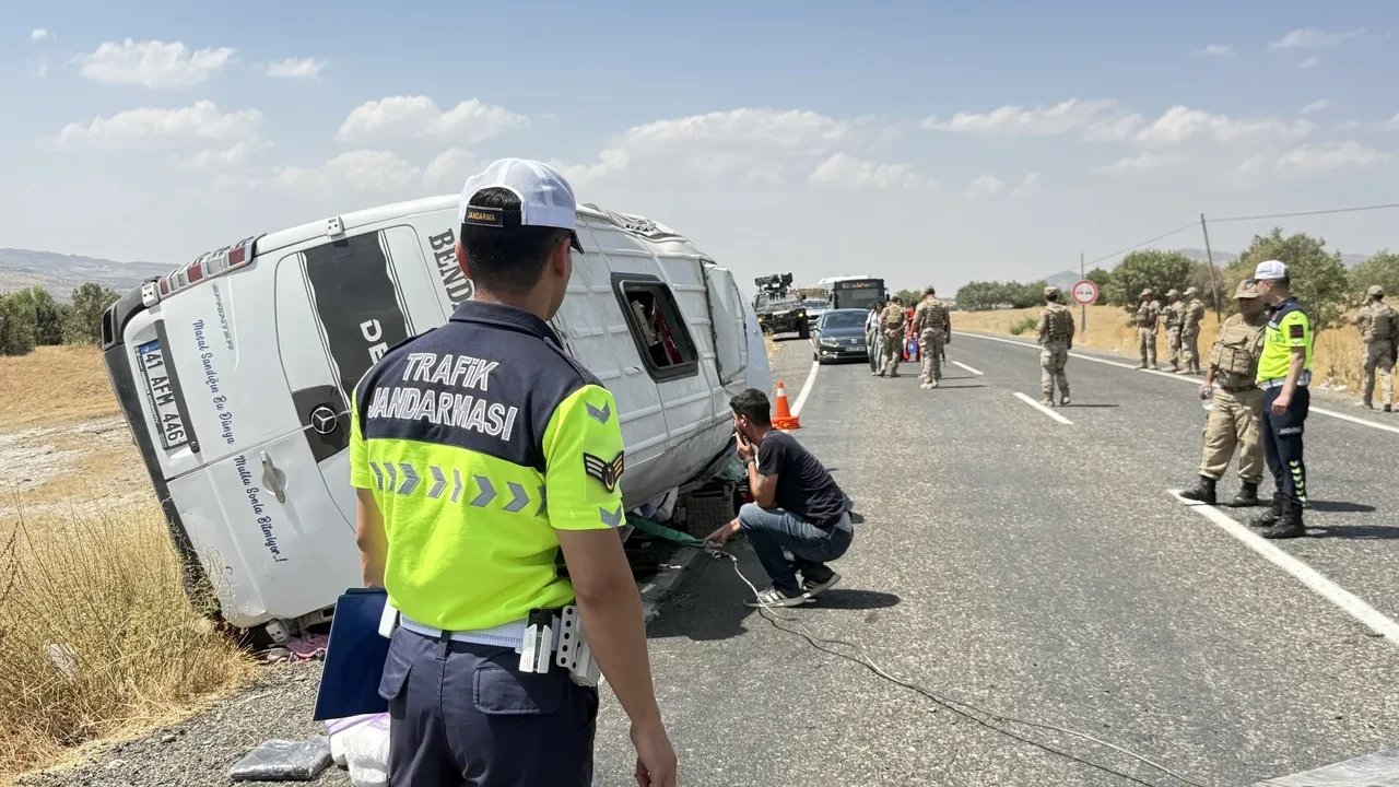 Diyarbakır’da nişan törenine gidenleri taşıyan minibüs devrildi: 7 ölü, 9 yaralı