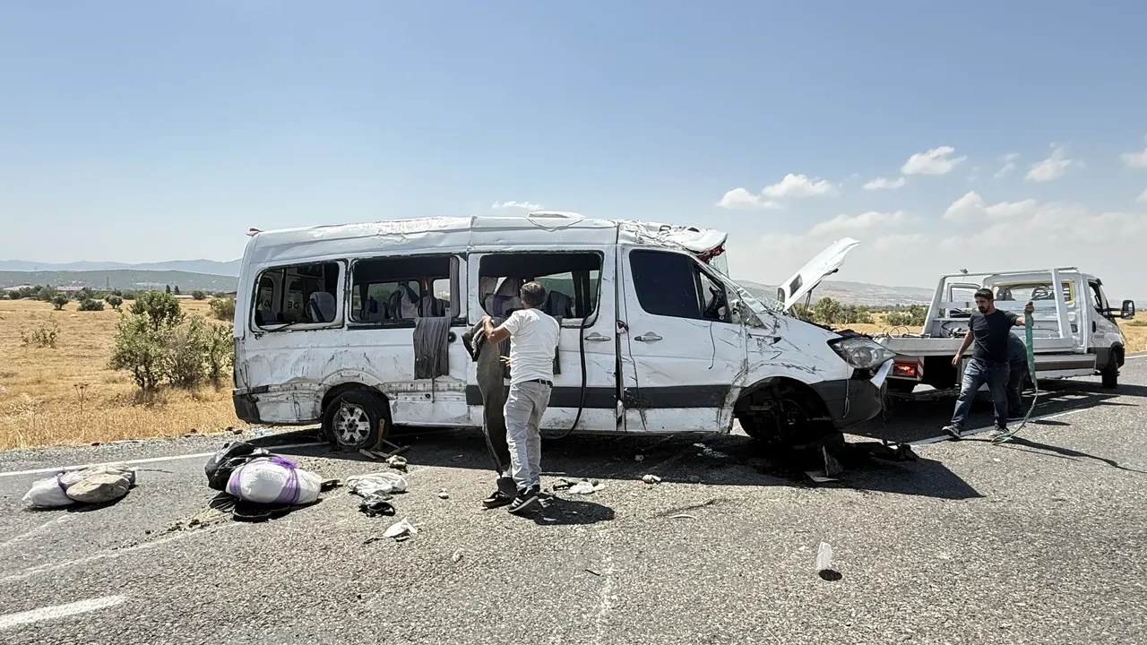Diyarbakır’da nişan törenine gidenleri taşıyan minibüs devrildi: 7 ölü, 9 yaralı
