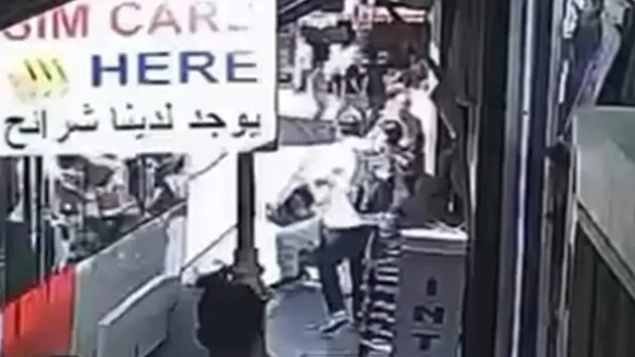 Fatih'te nefes kesen anlar! Bebek arabası tramvay yoluna devrildi