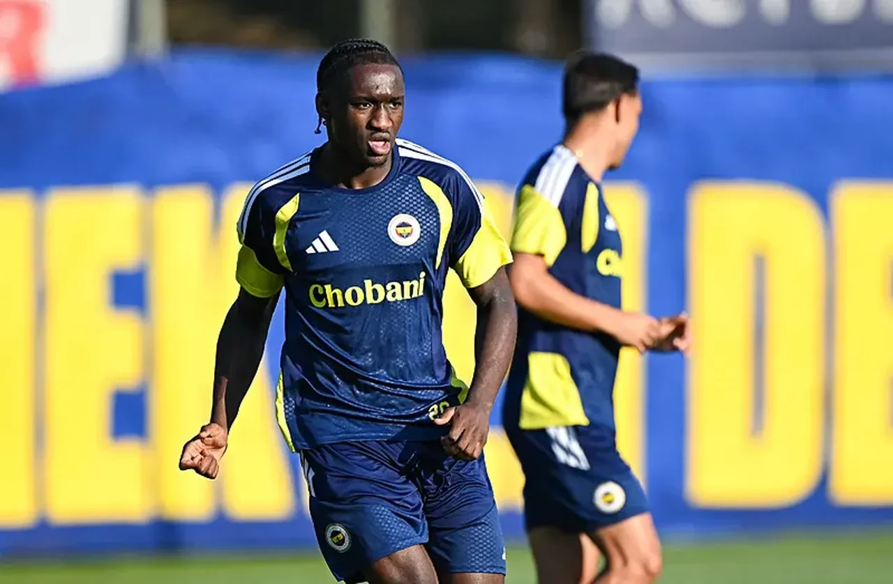 Fenerbahçe'de ayrılık rüzgarı esiyor! Yıldız isme İngiltere'den rekor bonservis teklifi