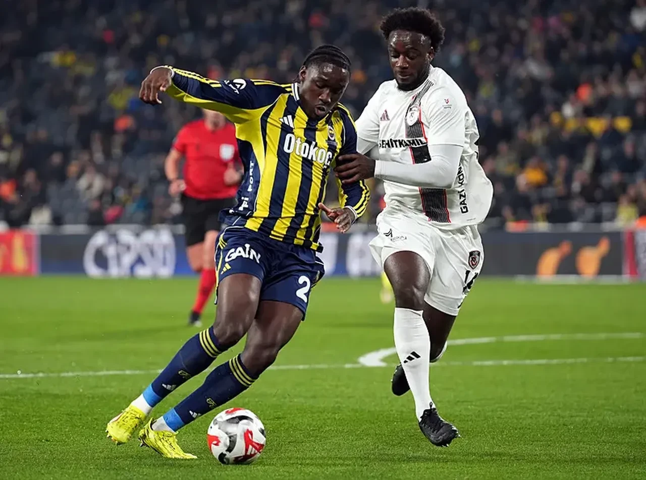 Fenerbahçe'de ayrılık rüzgarı esiyor! Yıldız isme İngiltere'den rekor bonservis teklifi