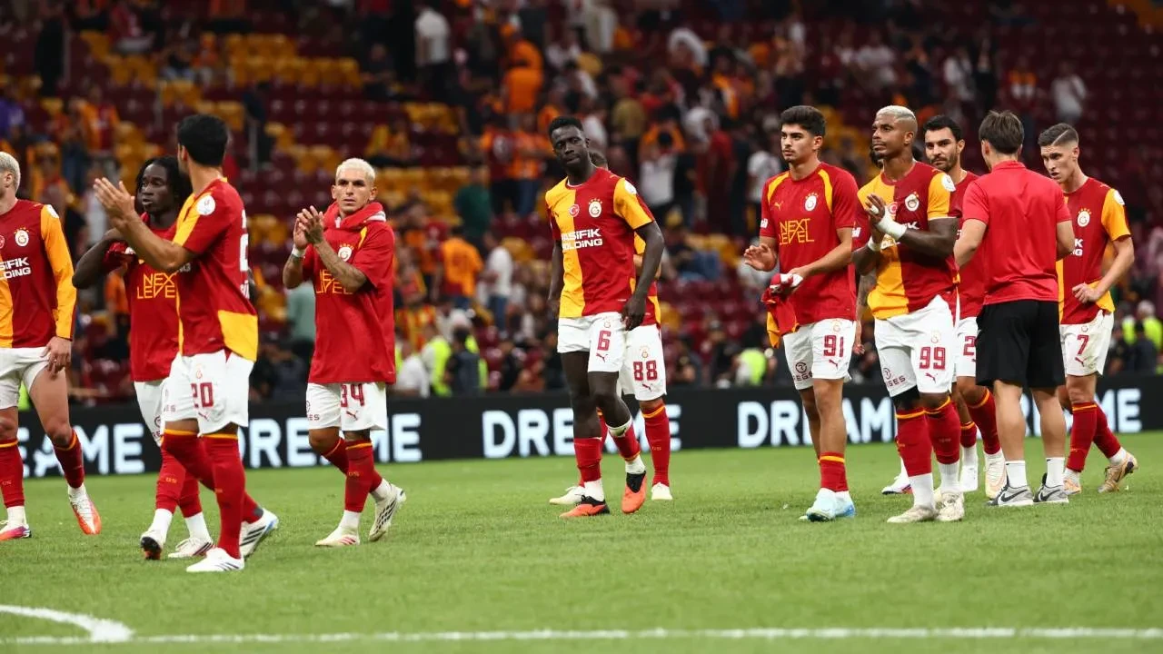 Galatasaray taraftarından "Yönetim istifa" tezahüratı! RAMS Park'ta sarı-kırmızılı yönetime tepki