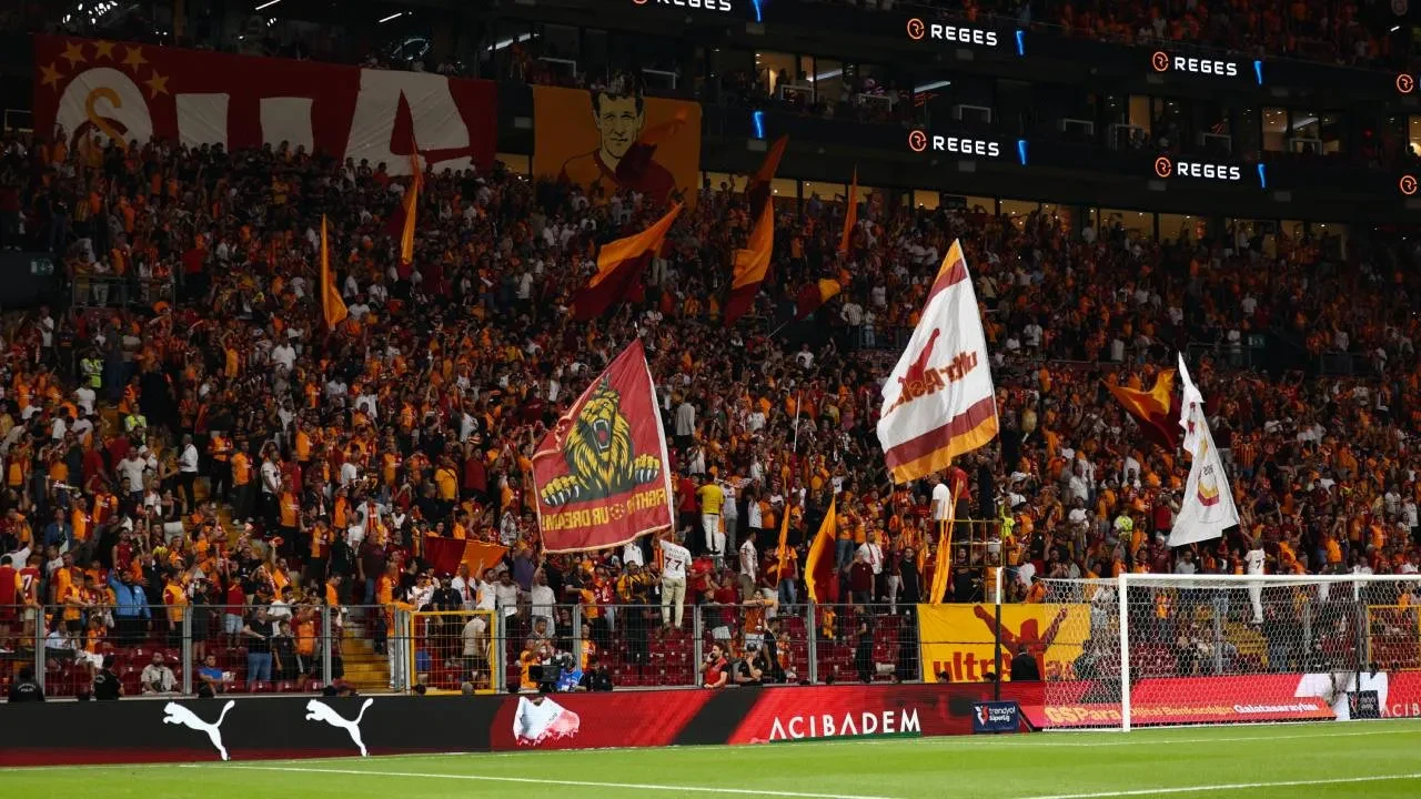 Galatasaray taraftarından "Yönetim istifa" tezahüratı! RAMS Park'ta sarı-kırmızılı yönetime tepki