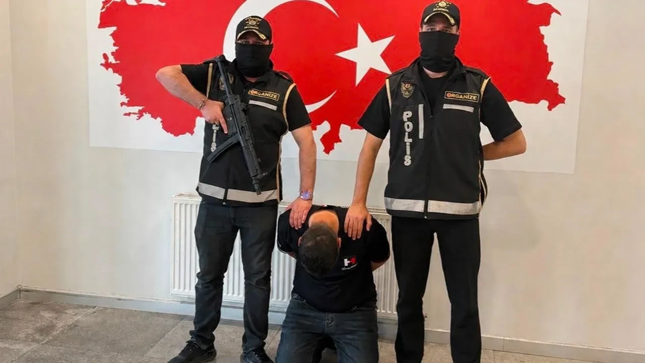 İçişleri Bakanlığı duyurdu! Yeni nesil suç örgütü üyeleriyle irtibatlı şahıs Bakü'de yakalanıp Türkiye'ye getirildi 