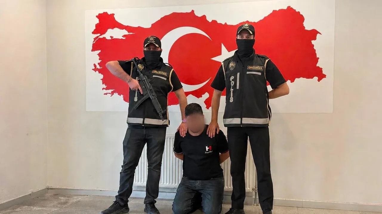 İçişleri Bakanlığı duyurdu! Yeni nesil suç örgütü üyeleriyle irtibatlı şahıs Bakü'de yakalanıp Türkiye'ye getirildi
