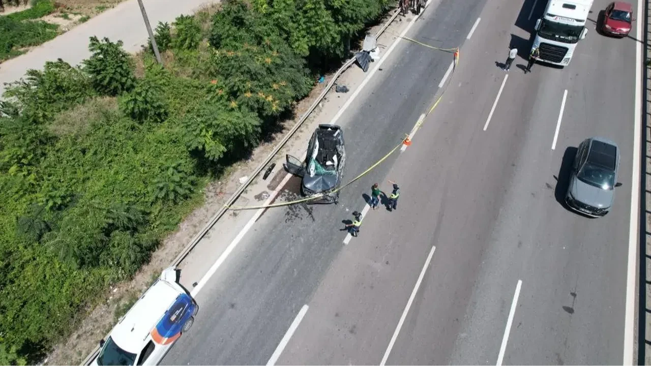 Katliam gibi kaza! Otomobilin tavanı koptu: Uzman onbaşı hayatını kaybetti