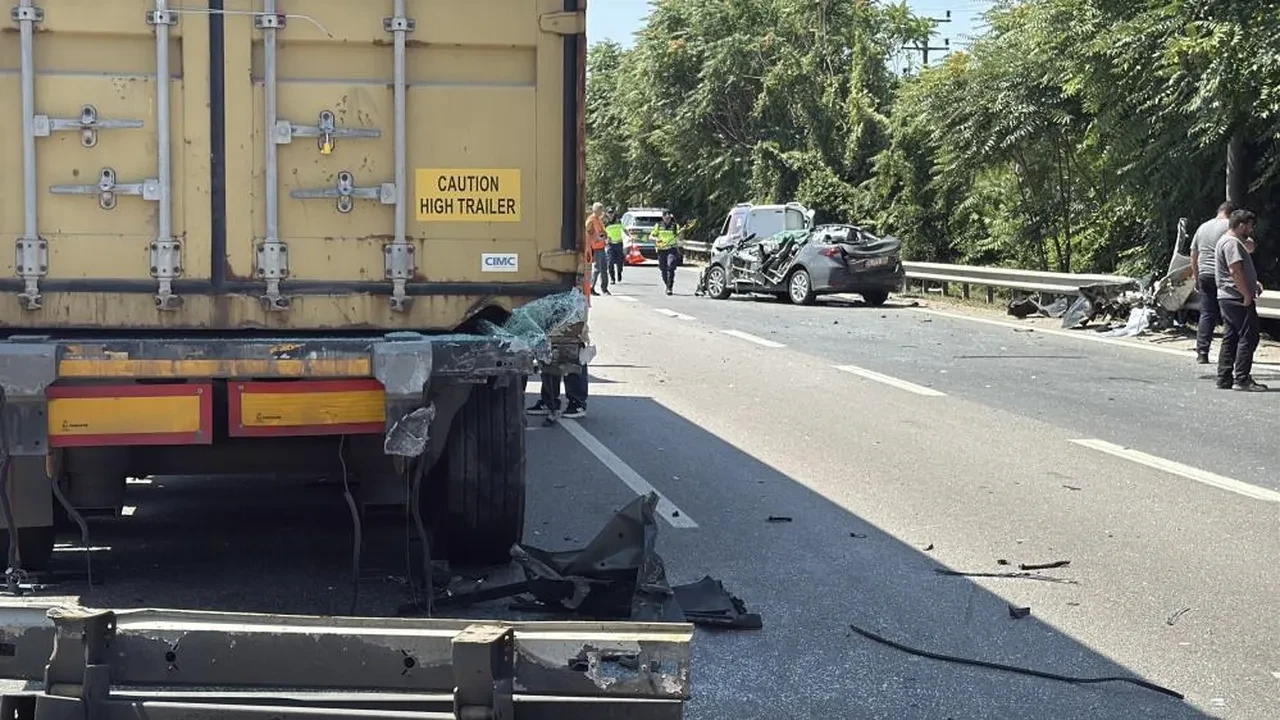 Katliam gibi kaza! Otomobilin tavanı koptu: Uzman onbaşı hayatını kaybetti