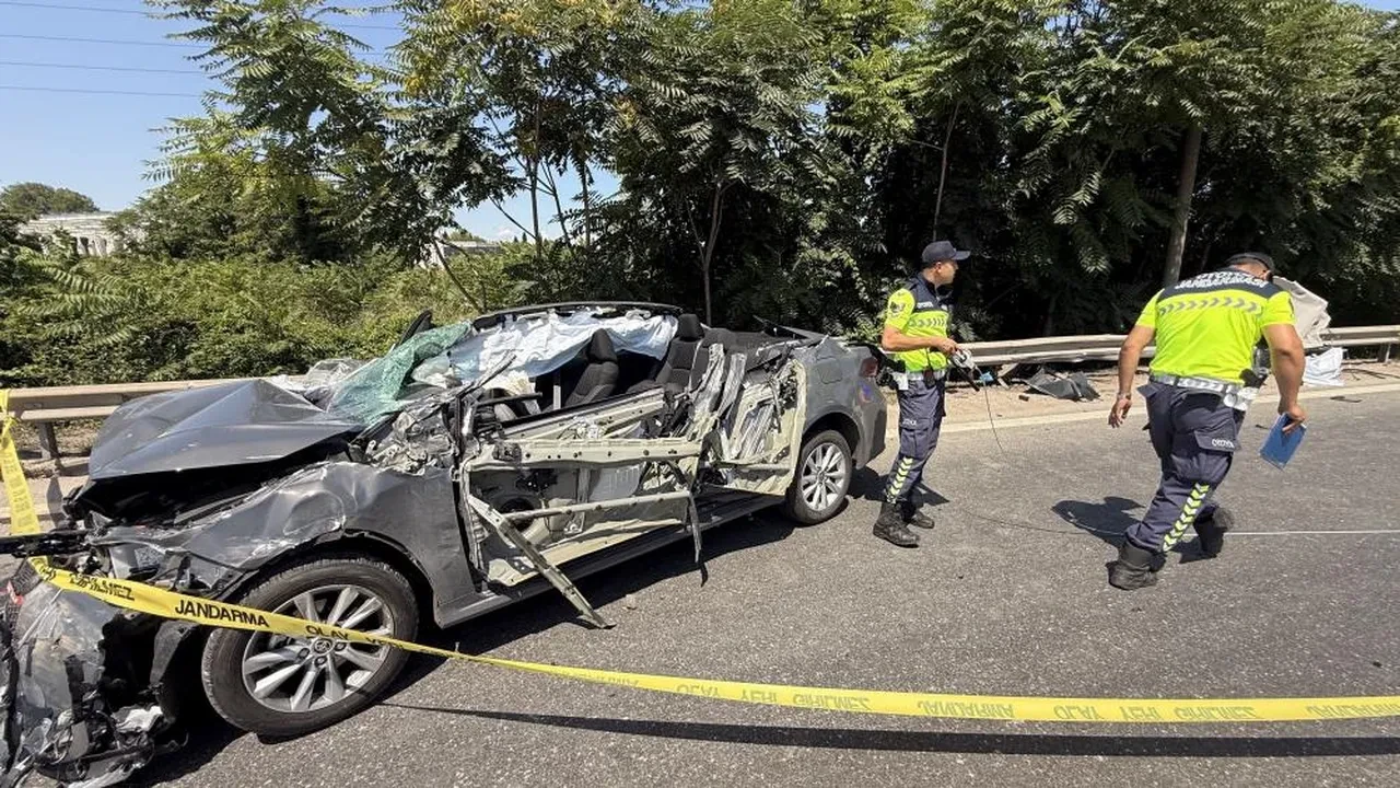 Katliam gibi kaza! Otomobilin tavanı koptu: Uzman onbaşı hayatını kaybetti