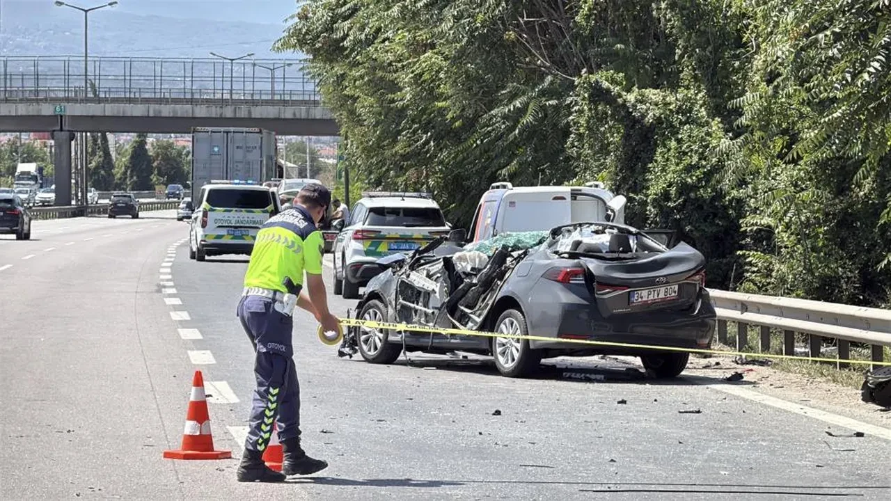 Katliam gibi kaza! Otomobilin tavanı koptu: Uzman onbaşı hayatını kaybetti