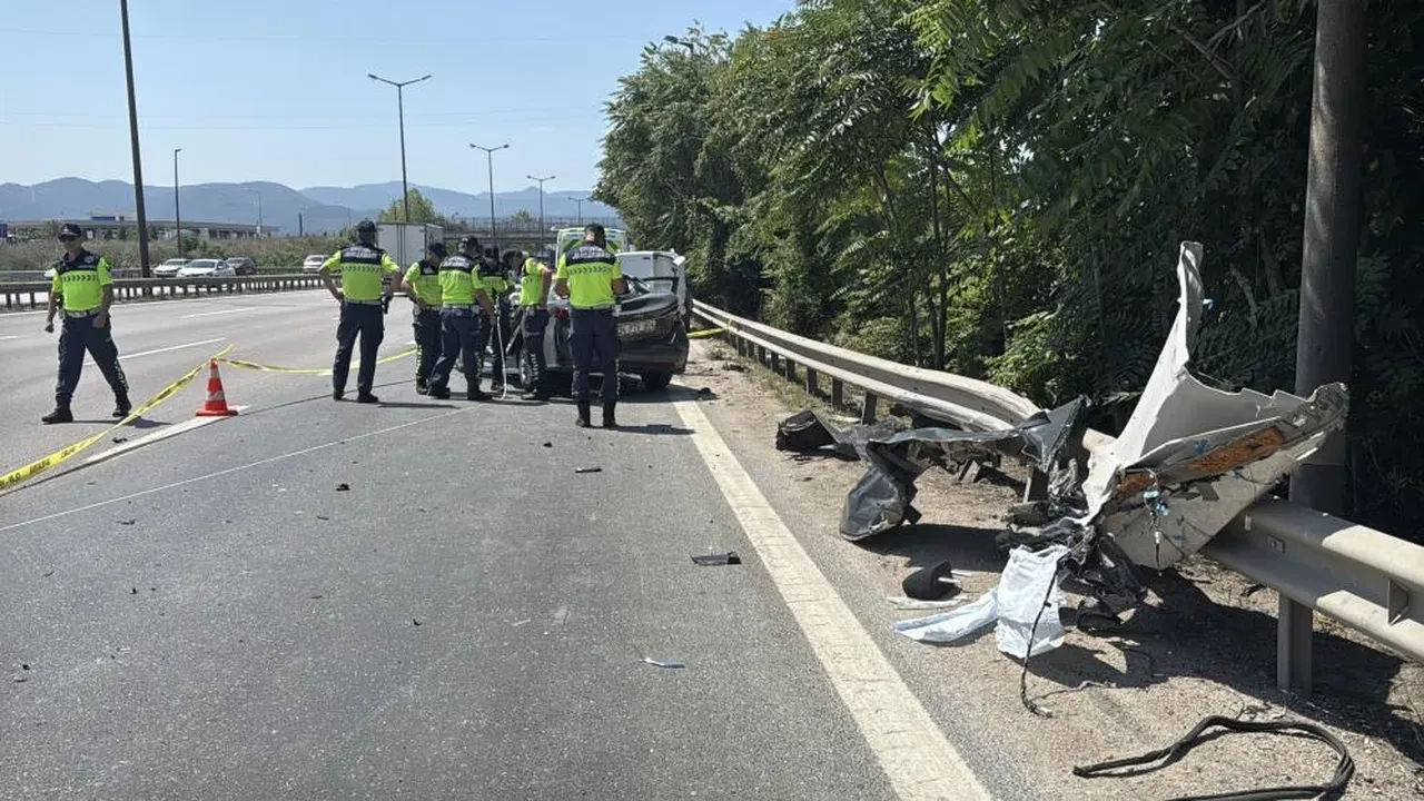 Katliam gibi kaza! Otomobilin tavanı koptu: Uzman onbaşı hayatını kaybetti