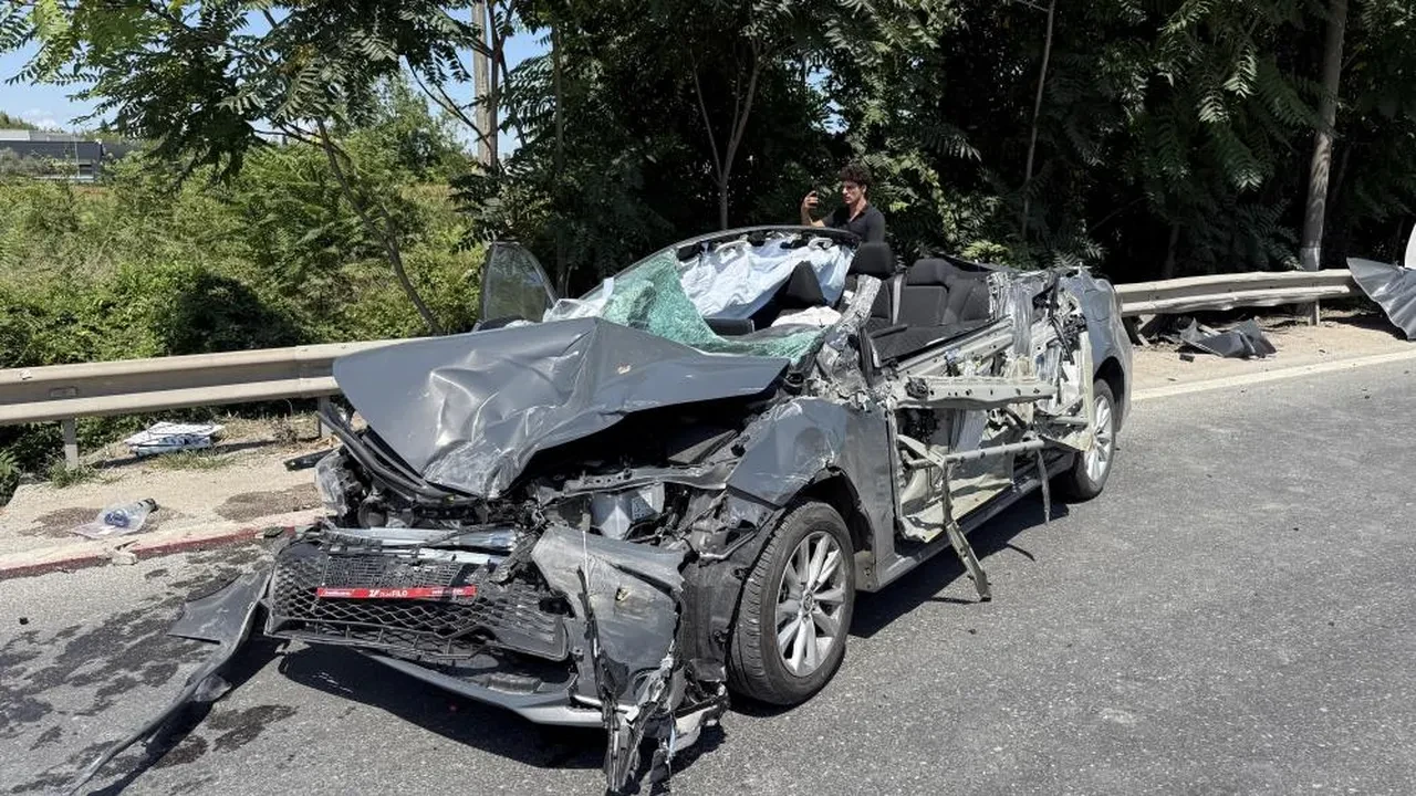 Katliam gibi kaza! Otomobilin tavanı koptu: Uzman onbaşı hayatını kaybetti