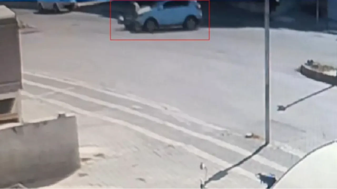 Kırmızı ışık ihlali kaza getirdi! Antalya’daki kaza saniye saniye kaydedildi