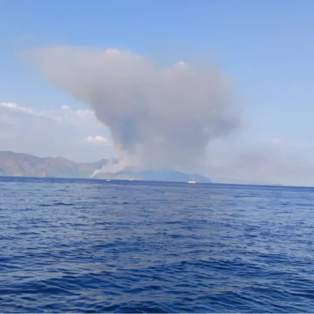 Marmaris'in kara ulaşımının zor olduğu koyda orman yangını 