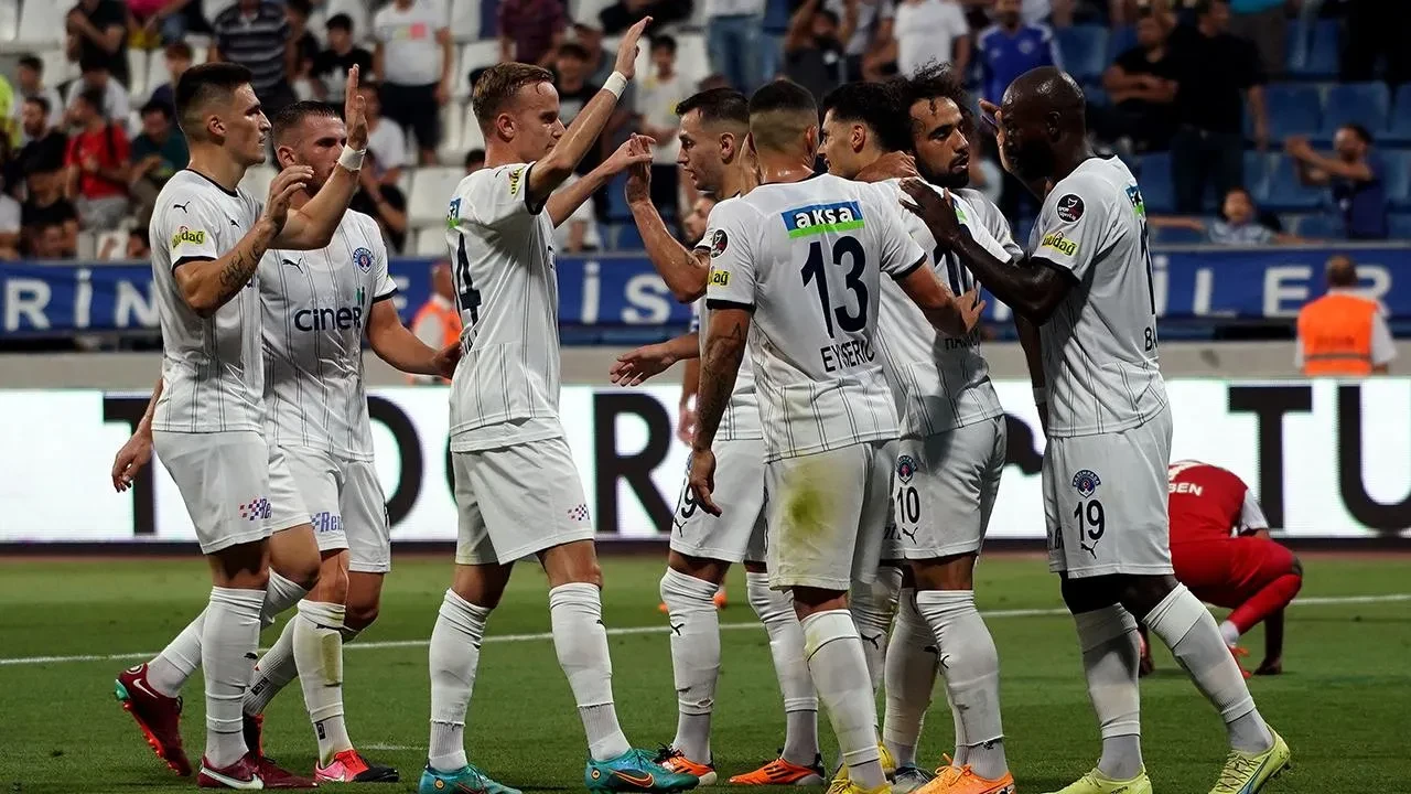 Trabzonspor sezonu İstanbul'da açıyor! Fatih Tekke'den Salah kararı: İşte Kasımpaşa maçı muhtemel 11'i