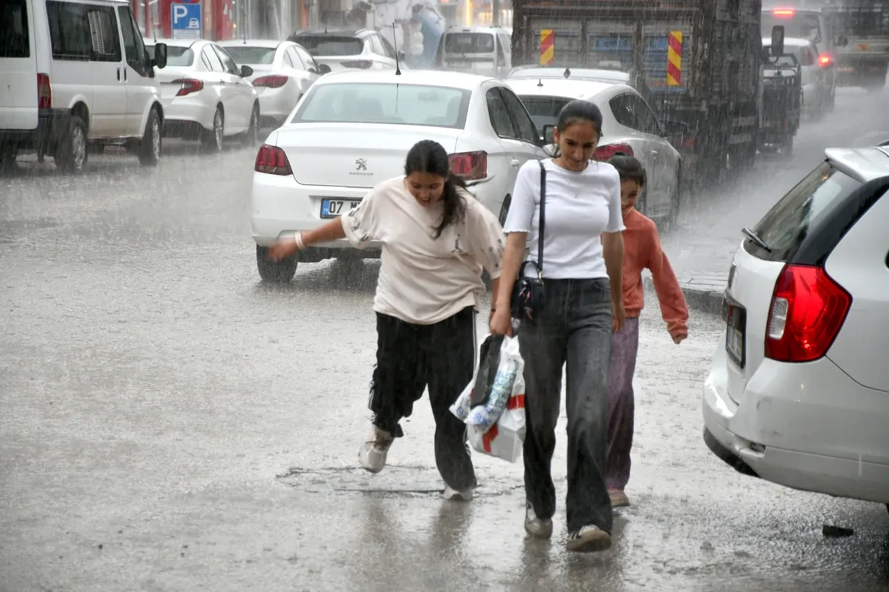 16 Ağustos 2026 hava durumu | Meteoroloji'den 11 il için sarı kodlu sağanak uyarısı: Sel, su baskını ve heyelana dikkat!