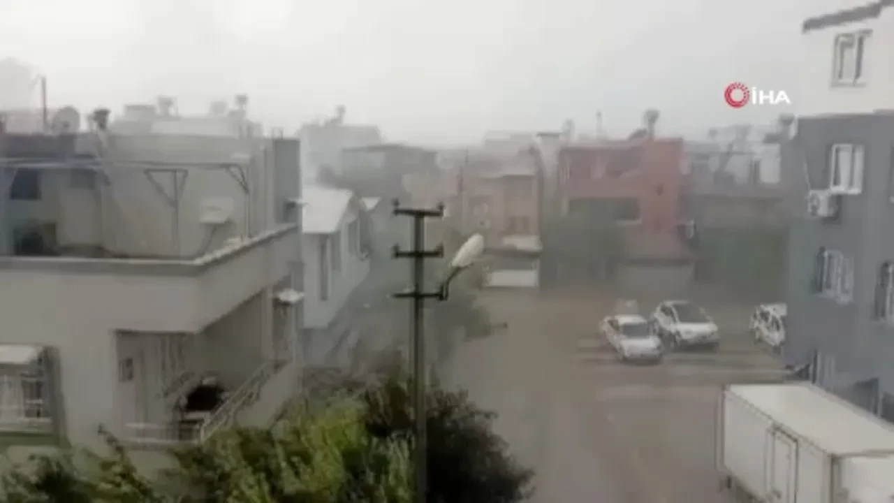 Adana'yı fırtına vurdu: Dev çatı sokağın ortasına uçtu! O anlar kamerada