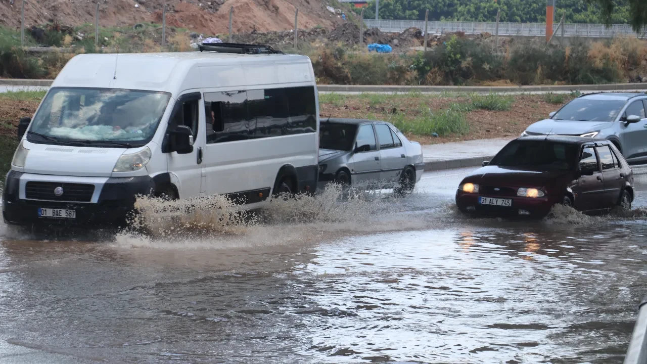 Adana’yı yaz ortasında sağanak vurdu! Yollar göle döndü, trafik aksadı