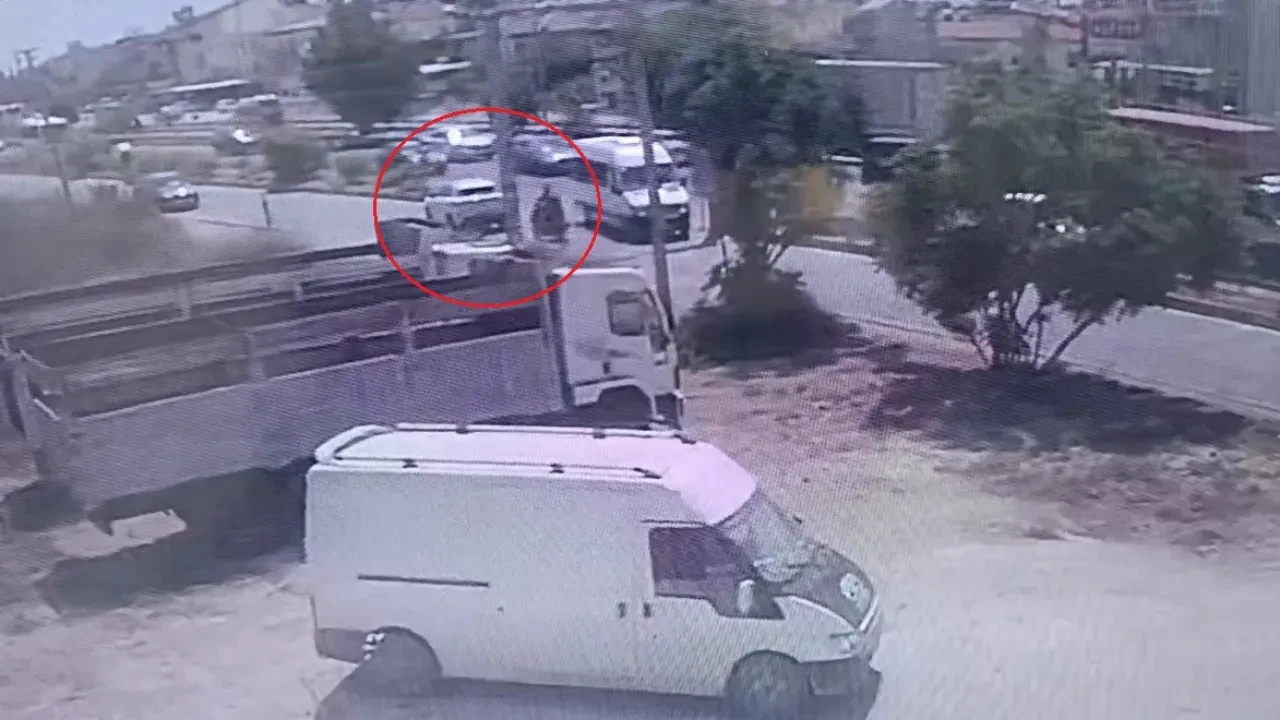 Aniden duran araç kazaya neden oldu! Manavgat’ta korkutan anlar kamerada