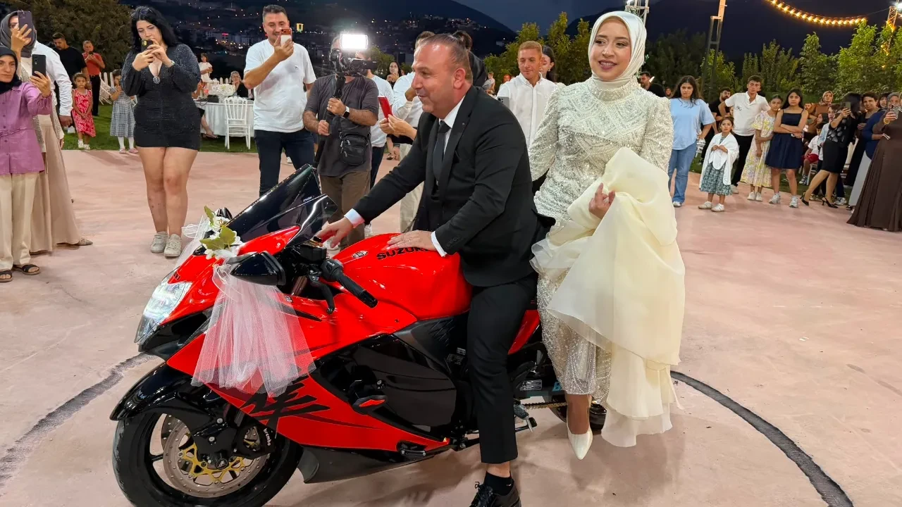 Düğün salonuna yarış motosikletiyle girdiler! Motor sesleri alkışlara karıştı