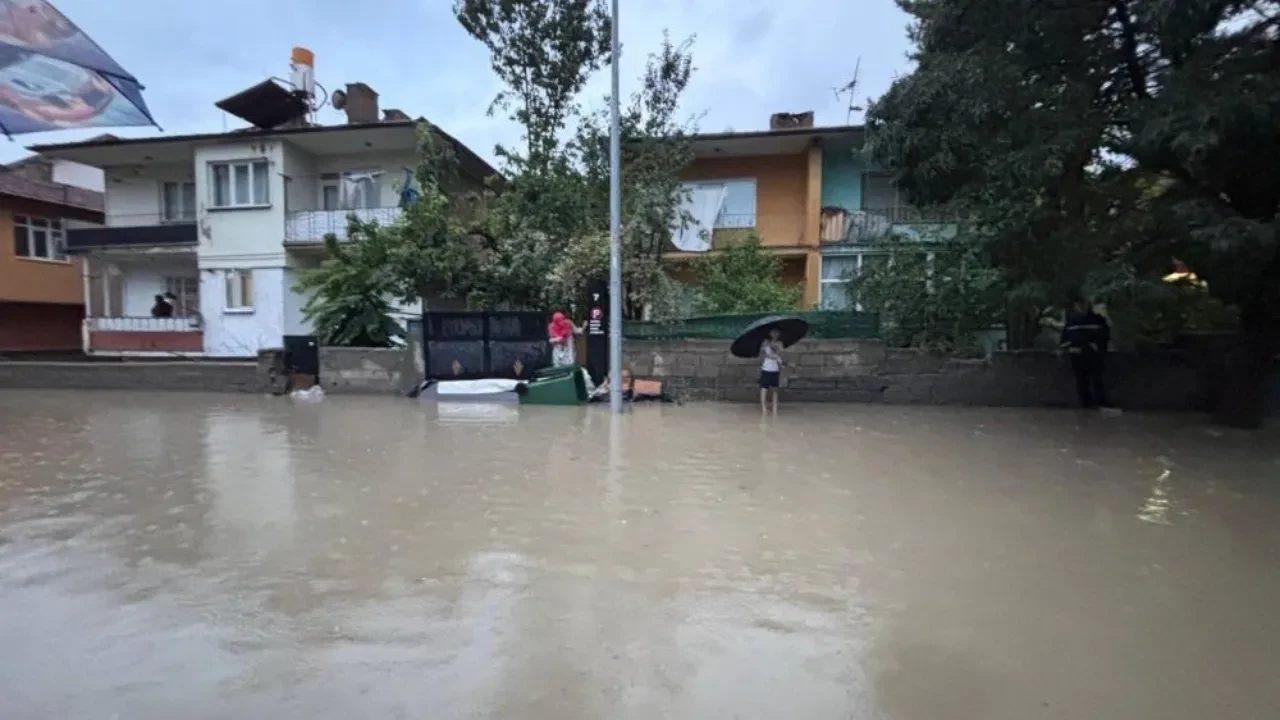Erzincan’da aniden bastıran sağanak sokakları göle çevirdi: Evlerin kapısına kadar ulaştı