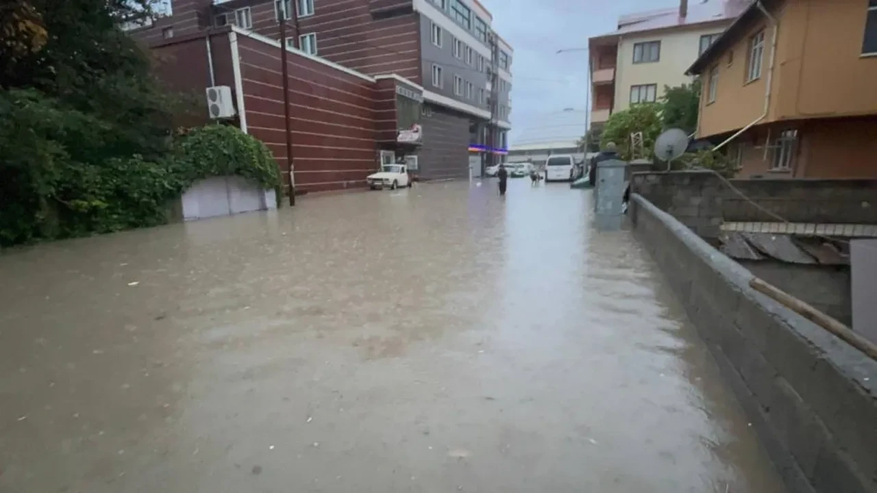 Erzincan’da aniden bastıran sağanak sokakları göle çevirdi: Evlerin kapısına kadar ulaştı