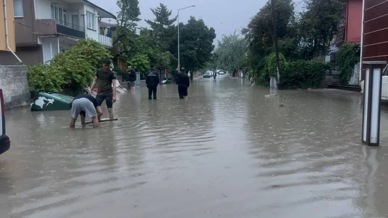Erzincan’da aniden bastıran sağanak sokakları göle çevirdi: Evlerin kapısına kadar ulaştı
