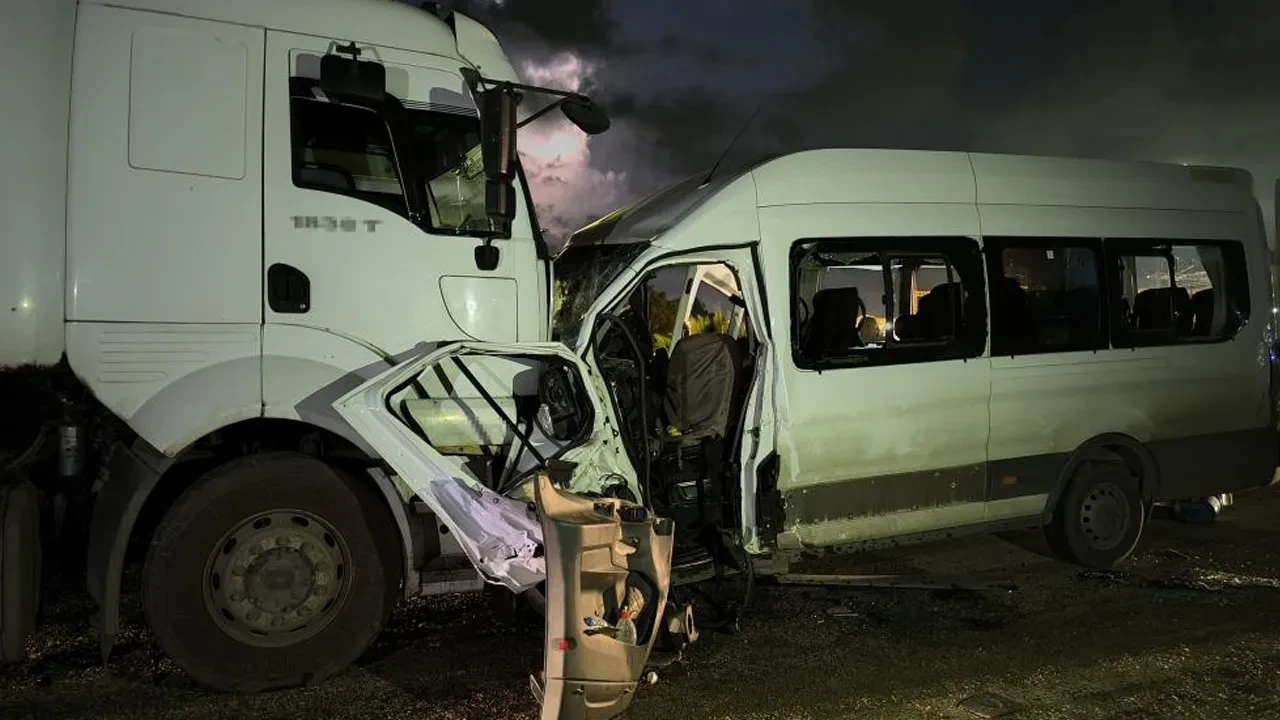 Hatay'da işçi servisi tırla kafa kafaya çarpıştı: 1 ölü, 15 yaralı