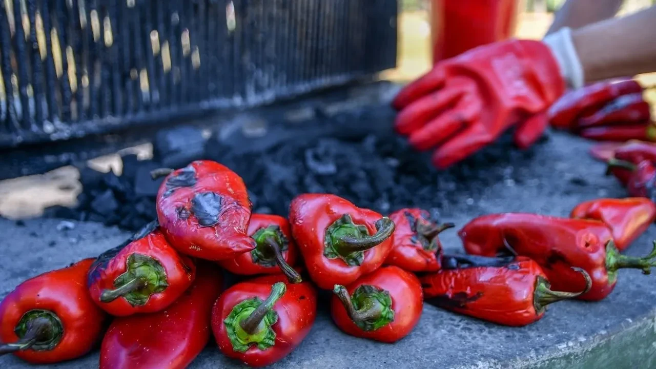 Közlenmiş biberlerin kabuğunu tek hamlede çıkarın! Sadece 1 kase yetiyor