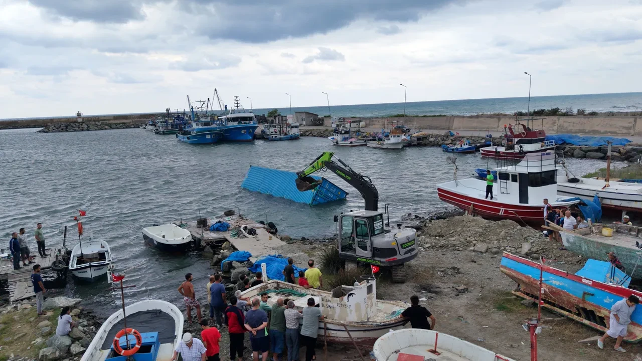 Samsun'da denizde şüpheli konteyner! Balıkçılar kıyıya çıkardı, içinden çıkan şaşırttı
