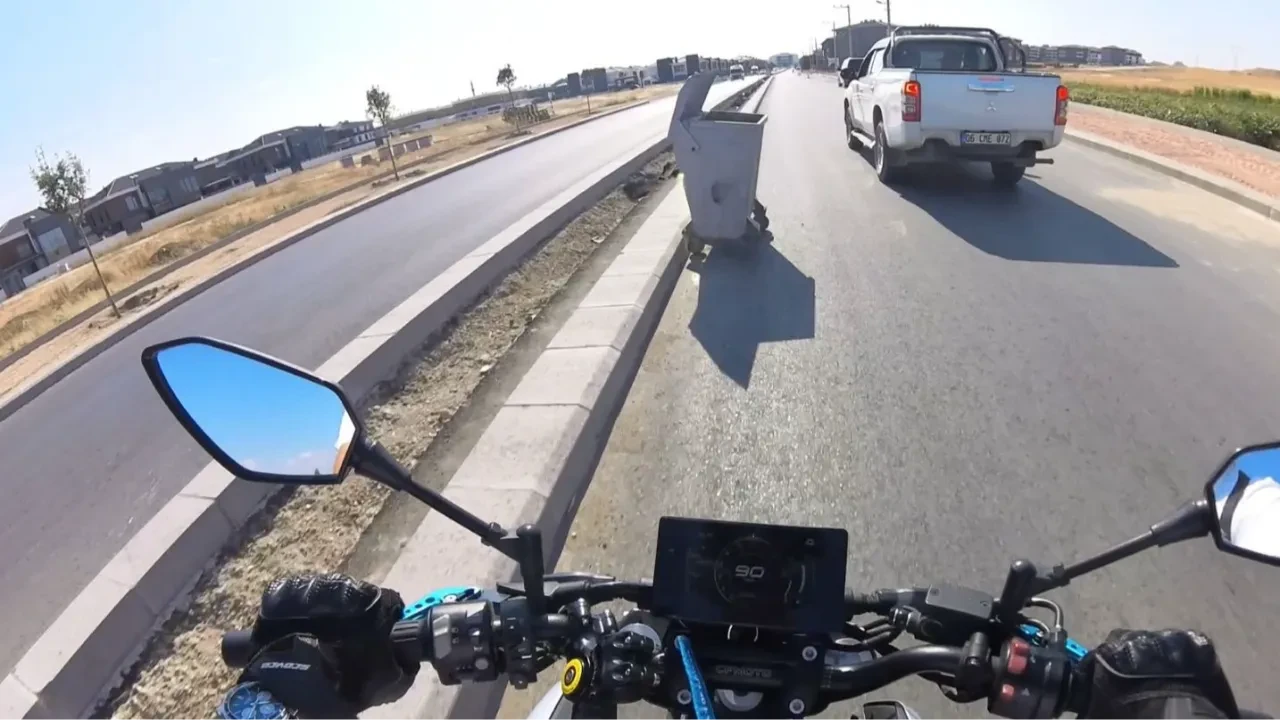 Sollama yaparken çöp konteynerini görmedi! Motosiklet sürücüsünün dehşeti yaşadı
