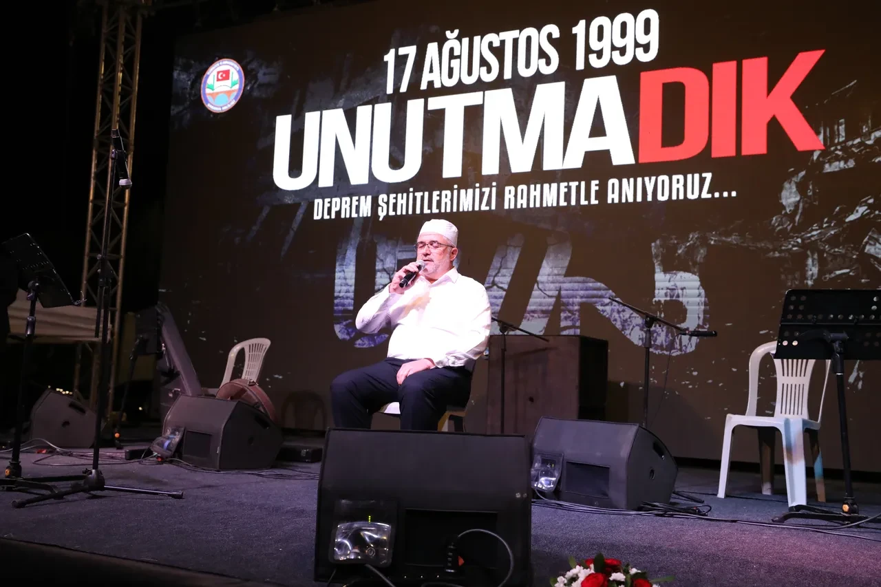 27 yıldır dinmeyen acı: 17 Ağustos Marmara Depremi'nde hayatını kaybedenler anıldı
