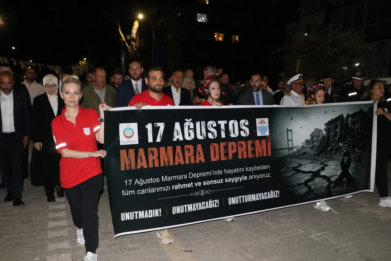 27 yıldır dinmeyen acı: 17 Ağustos Marmara Depremi'nde hayatını kaybedenler anıldı