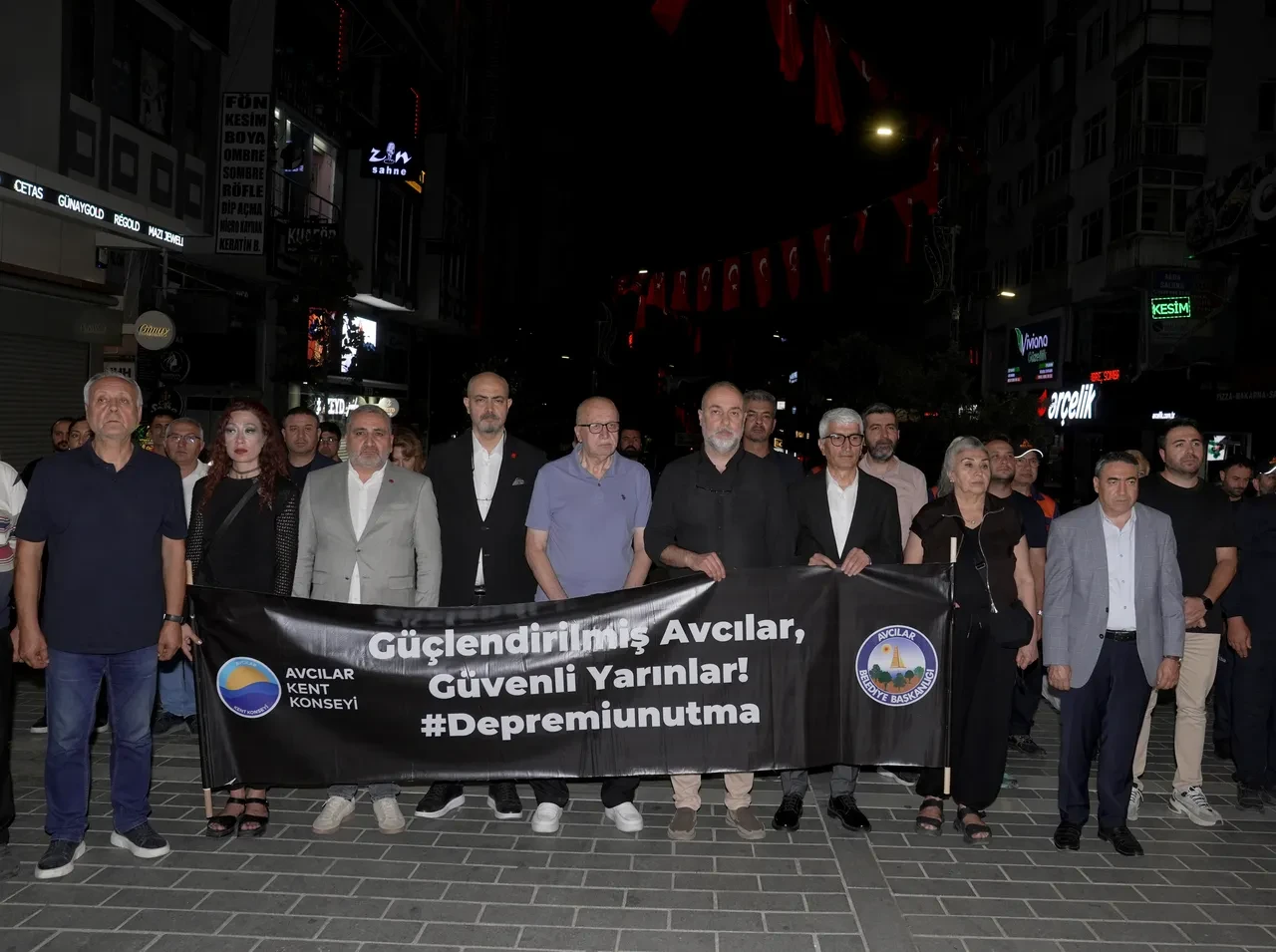 27 yıldır dinmeyen acı: 17 Ağustos Marmara Depremi'nde hayatını kaybedenler anıldı